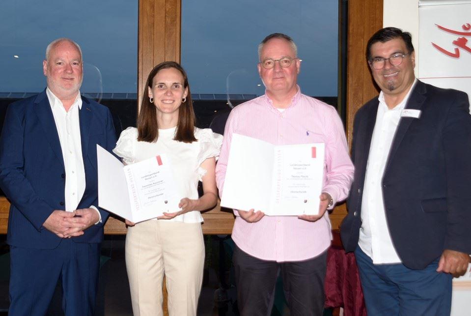 In der Mitte Franzi Kaunzner und Thomas Pöschel. Links Jörg Pöschl, Sportkreis Hochtaunus und gleichzeitig TSG Falkenstein Vorsitzender und rechts Renzo Sechi, Kreistagsvorsitzender und Vorstand im Sportkreis Hochtaunus.