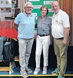 Helmut Reith (Präsident Turngau Feldberg) überreichte Heike Stein  den Ehrenbrief des Turngau Feldberg für ihre langjährige verdienstvolle Übungsleitertätigkeit bei der TSG Falkenstein, rechts TSG-Vorsitzender Jörg Pöschl.