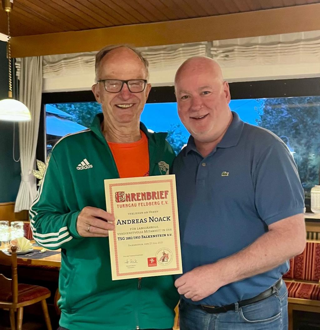 Andreas Noack mit der Urkunde, die ihm von unserem Vorsitzenden Jörg Pöschl überreicht wurtde.